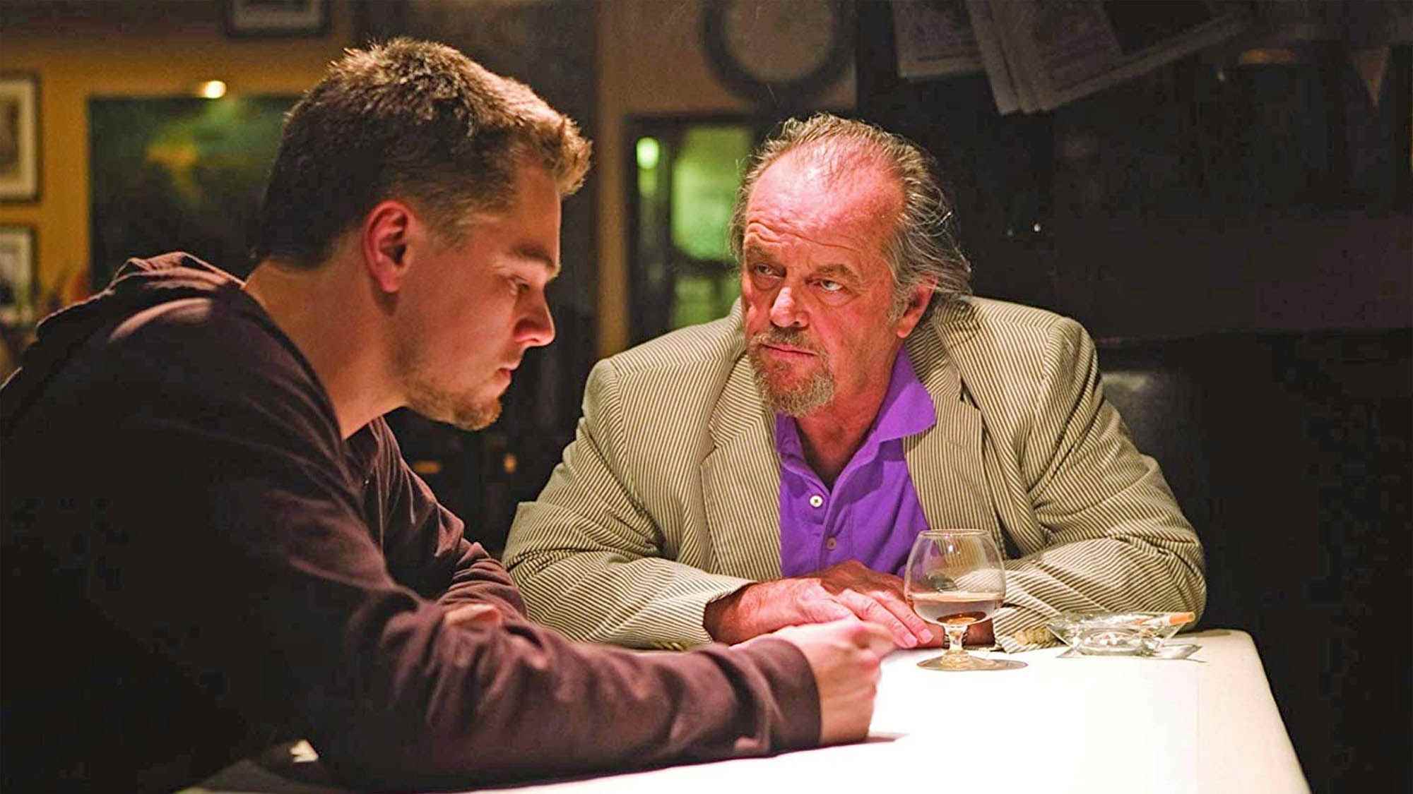 (Soldan sağa) Leonardo DiCaprio ve Jack Nicholson The Departed'da bir masada oturuyorlar