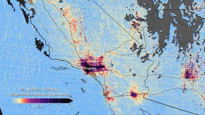Bu görüntü çifti, Güney Kaliforniya'da 2 Ağustos günü saat 12:14 ve 16:24'te TEMPO tarafından ölçülen nitrojen dioksit seviyelerini gösteriyor.