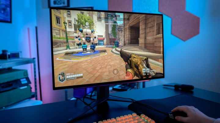 Overwatch 2, LG OLED 27 oyun monitöründe çalışıyor.