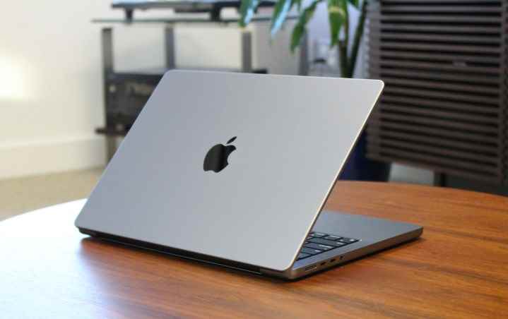 Ahşap bir masanın üzerinde MacBook Pro.