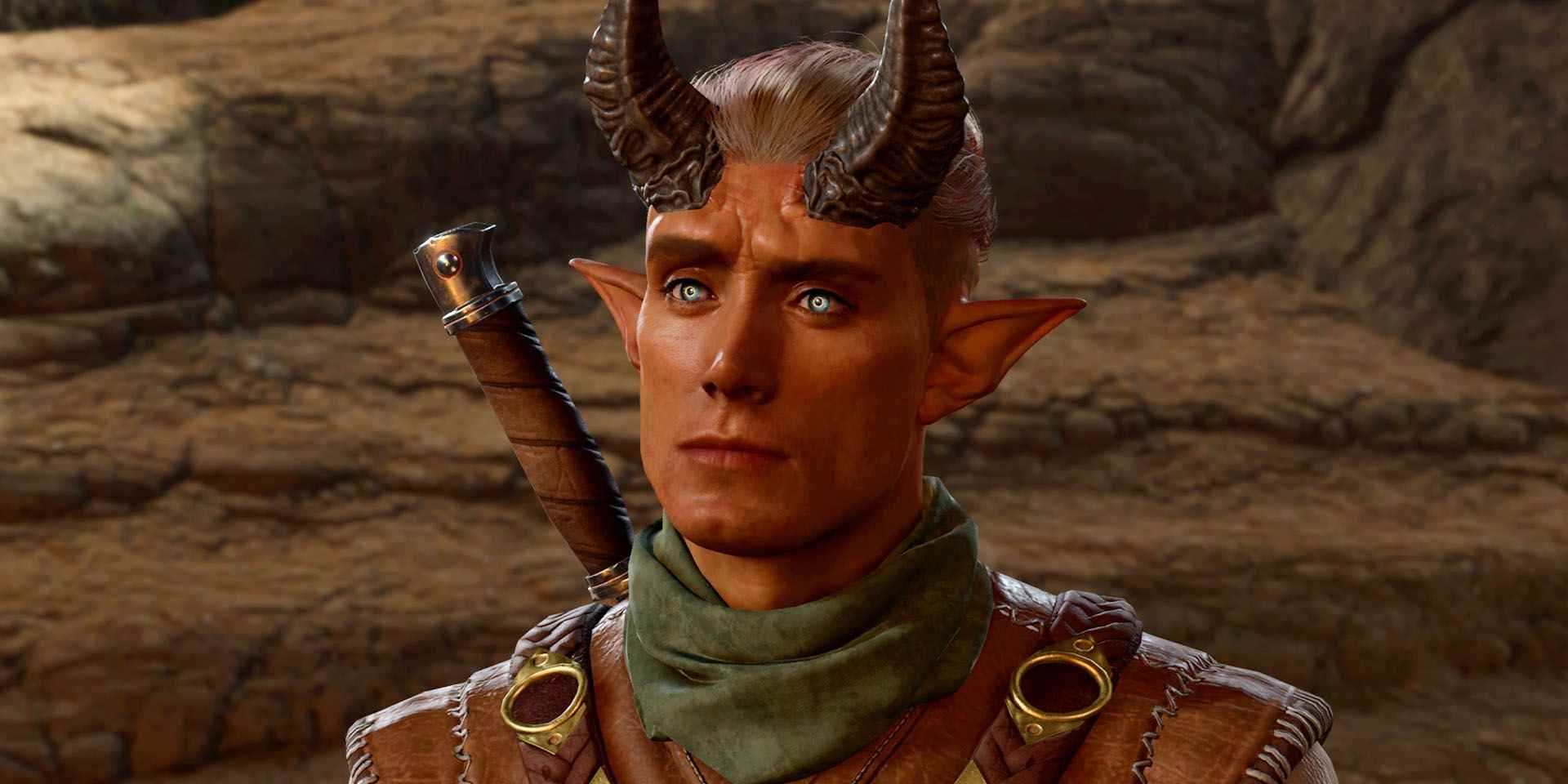 Bir Tiefling olan Dammon, bir kaya duvarının önünde duruyor.  Sağına bakıyor ve birini dikkatle dinliyormuş gibi görünüyor.