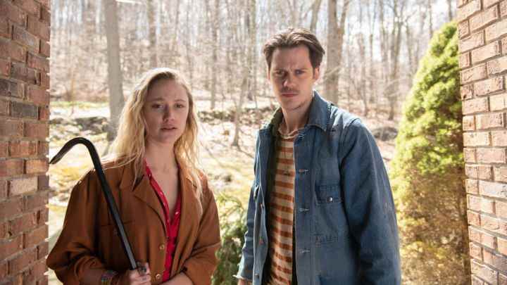 Kötü Adamlar filminde Jules ve Mickey rolünde Maika Monroe ve Bill Skarsgård.