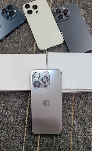 Canlı fotoğraflarda iPhone 15 ve iPhone 15 Pro'nun tüm renklerindeki tam düzenleri gösteriliyor