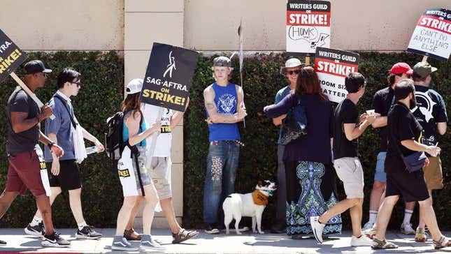 WGA ve SAG-AFTRA üyelerinin Burbank, CA'daki Warner Bros. Studio'nun önünde grev yapması.