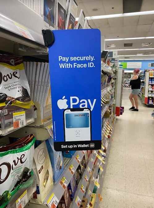 Bir Salem Walgreen's mağazasının içinde Apple Pay işareti asılı - Apple Pay için yeni tanıtım videolarına göz atın