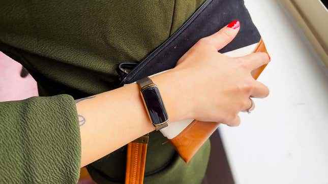 Günlük yaşamda giyilen Fitbit Luxe'in fotoğrafı