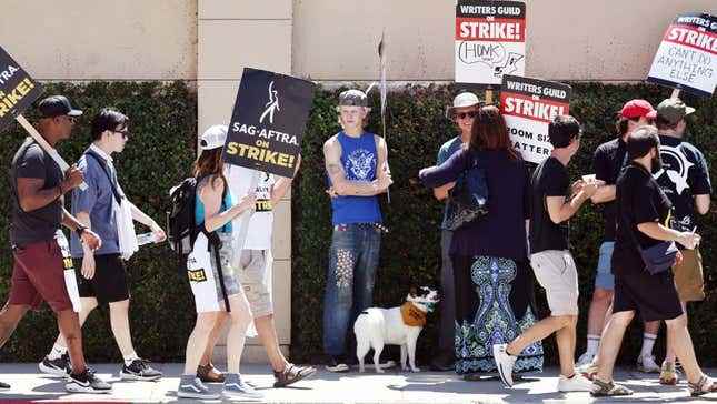 Burbank, CA'daki Warner Bros. Studio'nun dışında grev yapan WGA ve SAG-AFTRA üyeleri.