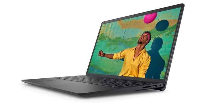 Bir adam ve bir topun görüntüsünü gösteren yandan açılı Dell Inspiron 15.