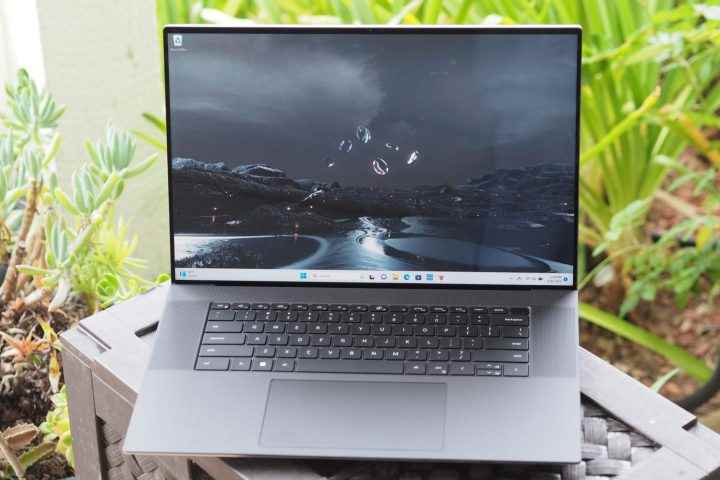 Dell XPS 17 9370'in ekran ve klavye birimini gösteren önden görünümü.