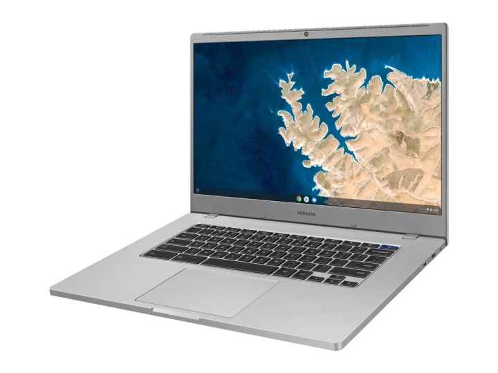 Samsung 15,6 inç Chromebook'un beyaz bir arka plana karşı yan açısı.