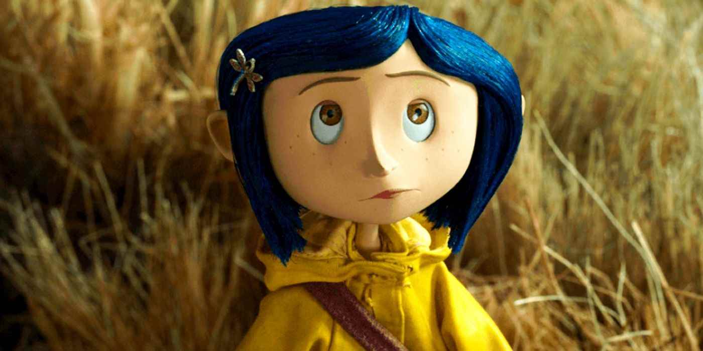 Coraline tarlada sarı bir yağmurluk giyiyor.