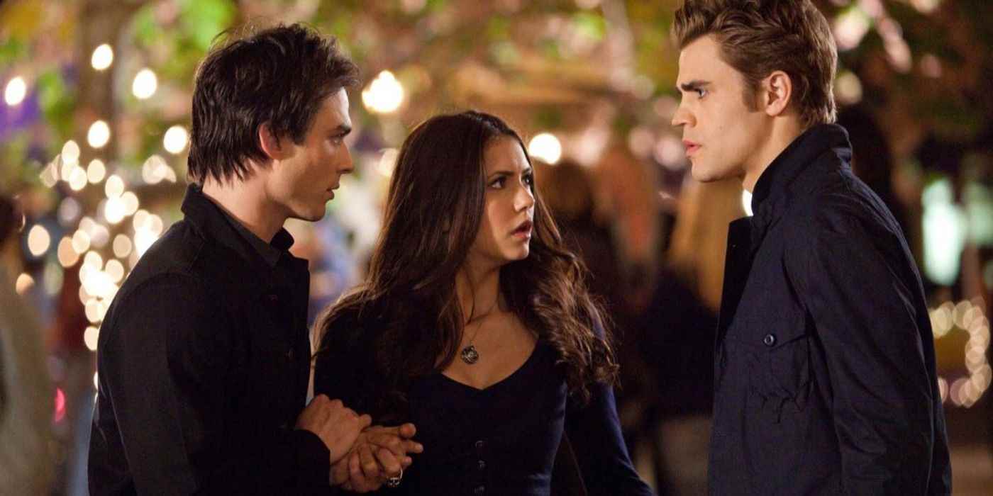 The Vampire Diaries'in Kurucular Günü'nde Elena, Damon ve Stefan.