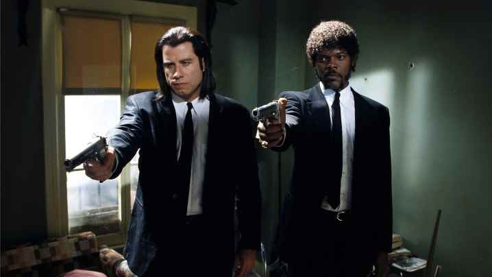 Ucuz Roman filminde Vincent Vega ve Jules Winnfield rollerinde John Travolta ve Sam Jackson silahları aynı yöne doğrultuyorlar.