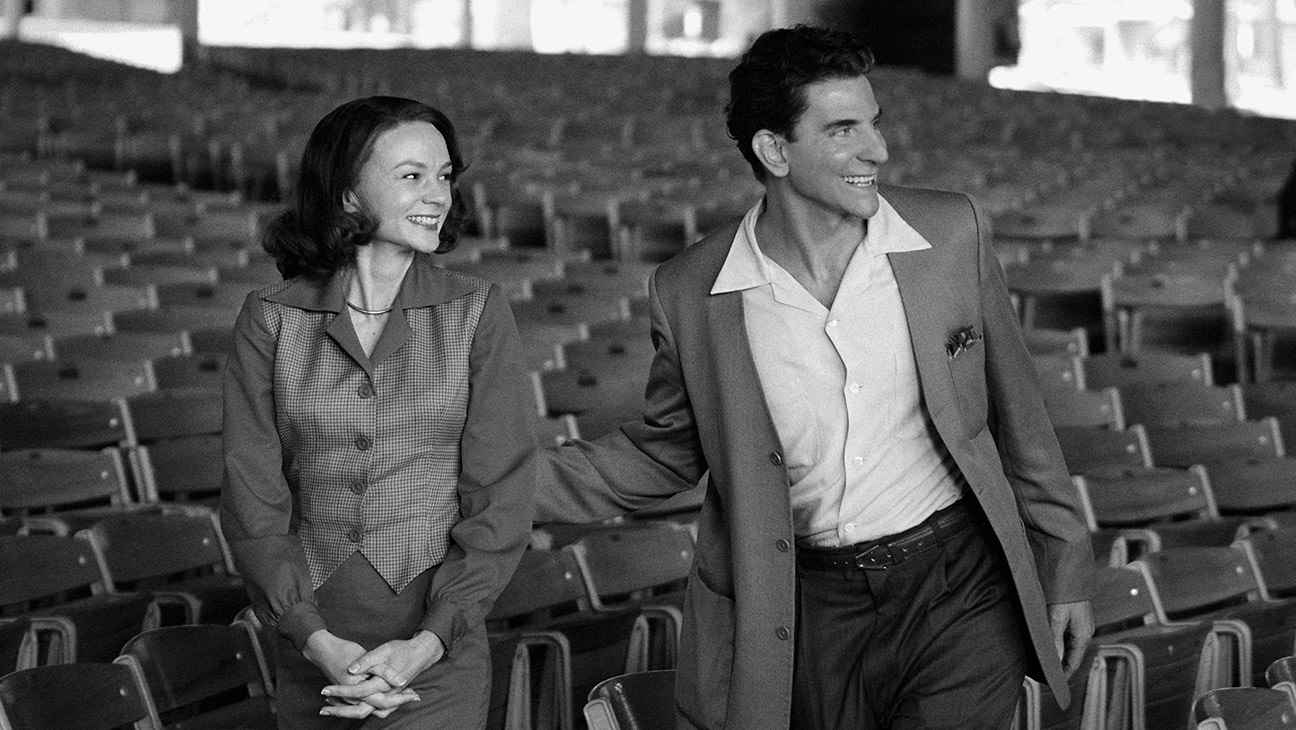 (Soldan sağa) Felicia Montealegre rolünde Carey Mulligan ve Maestro'da Leonard Bernstein (Yönetmen/Yazar) rolünde Bradley Cooper.