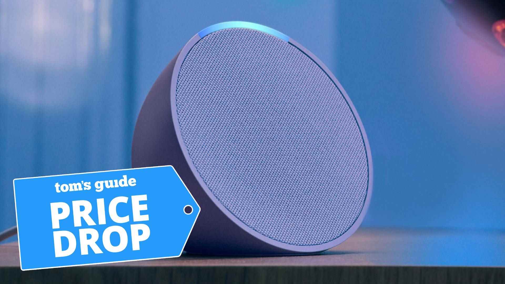 Amazon Echo Pop akıllı hoparlör masaüstünde