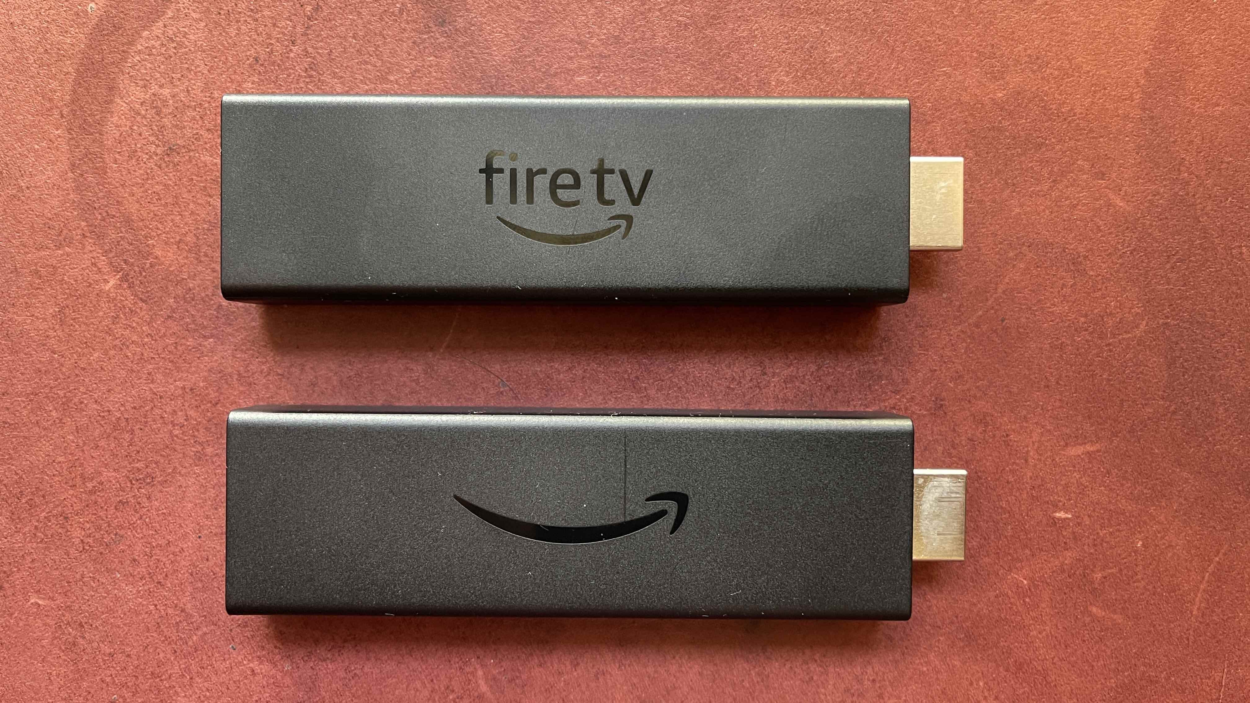 Amazon Fire TV Stick 4K Max (üstte) ve Fire TV Stick 4K (altta)