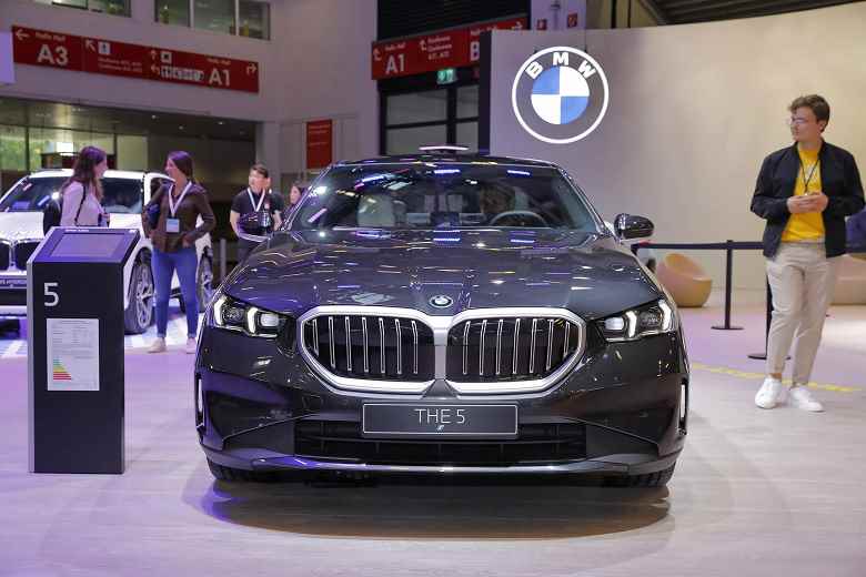 Yeni BMW 5 serisinin (G60) en ekonomik versiyonu sunuldu: BMW 530e, benzin olmadan 101 kilometreye kadar yol kat edebiliyor