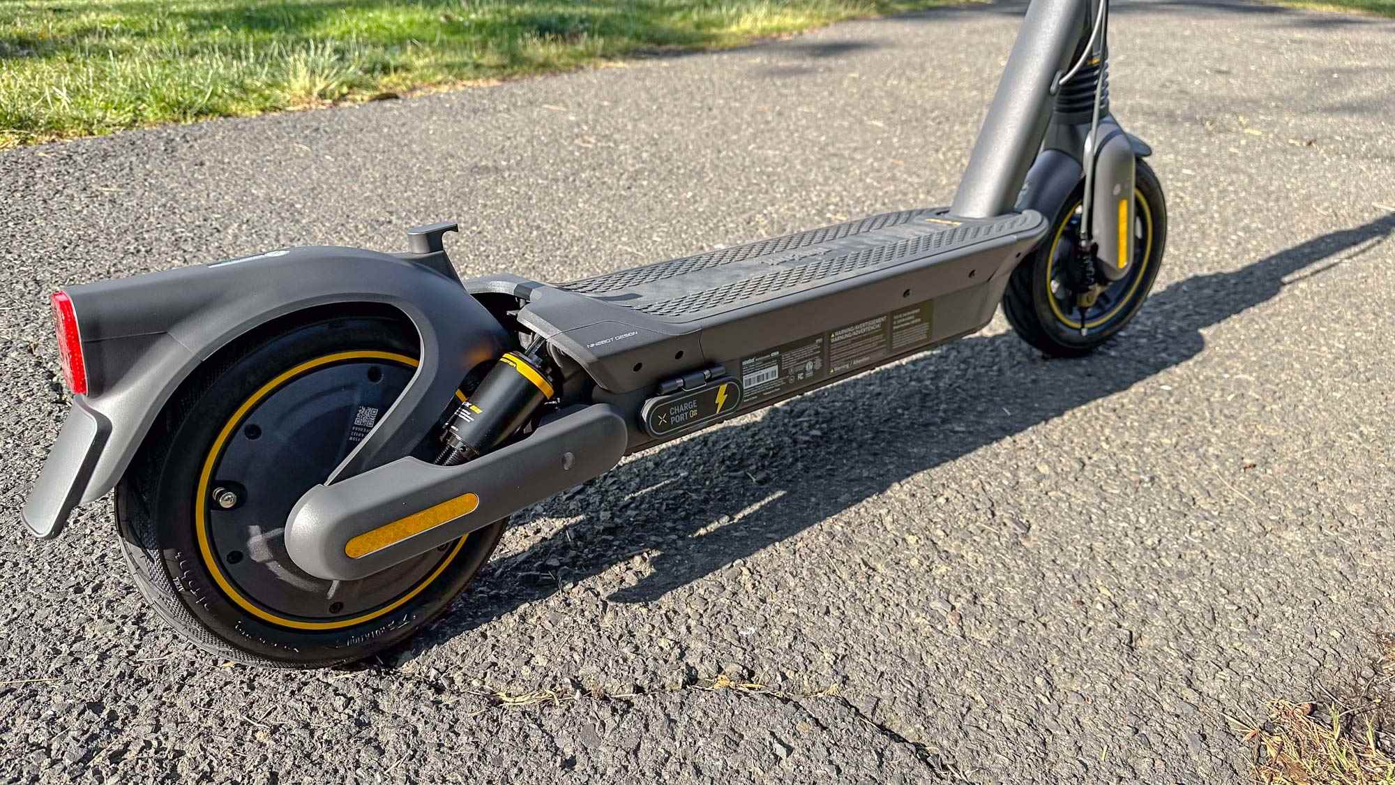 Segway Ninebot Kickscooter Max G2 dışarıda kaldırımda