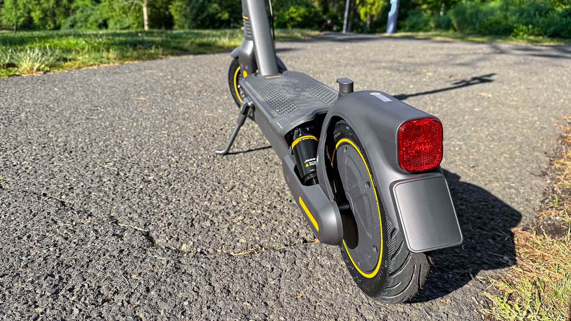 Segway Ninebot Kickscooter Max G2 dışarıda kaldırımda