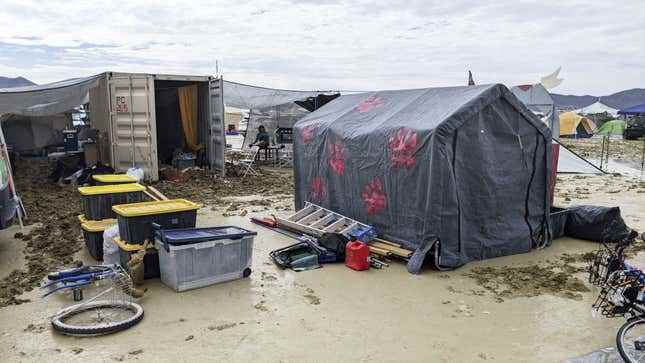 2 Eylül 2023'te Nevada'daki Black Rock Çölü'nde her yıl düzenlenen Burning Man festivali sırasında şiddetli yağmurun ardından çamurun ortasında çadırlar.
