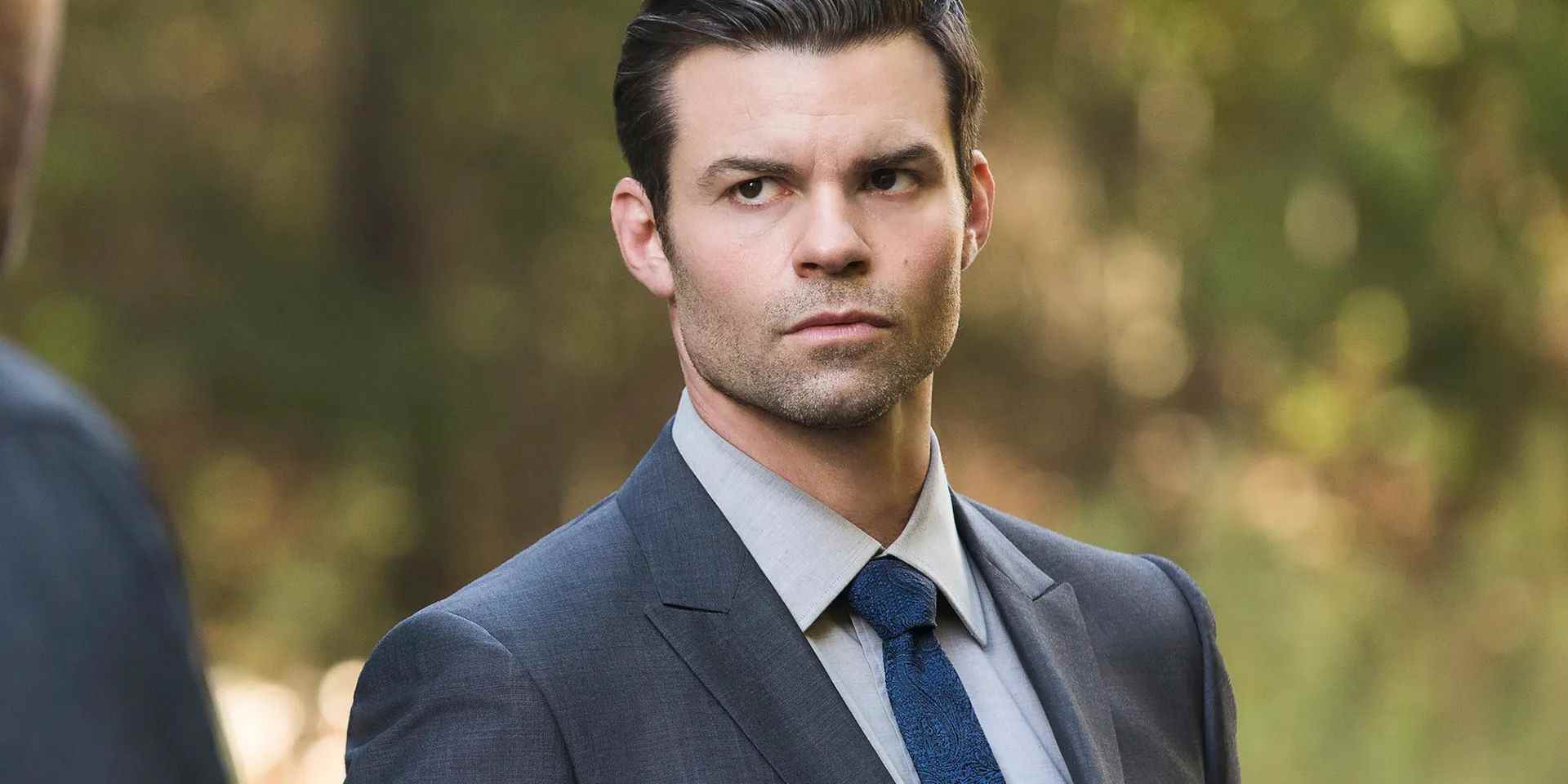 The Originals'da Elijah Mikaelson birine uyarıyla bakıyor