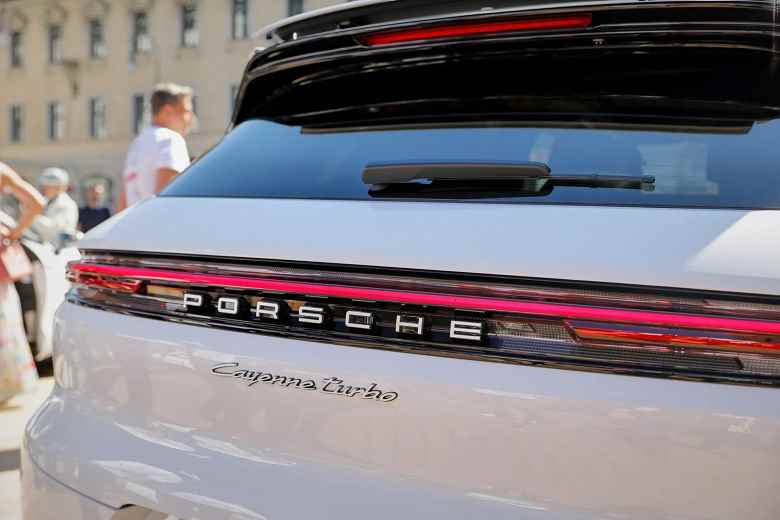 En güçlü Porsche Cayenne böyle görünüyor.  En yeni Porsche Cayenne Turbo E-Hybrid 2024 Münih Otomobil Fuarı'nda gösterildi