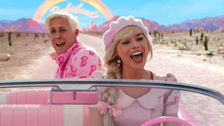 Barbie ve Ken rolünde Ryan Gosling ve Margot Robbie, Barbie'de bir arabada şarkı söylüyor.