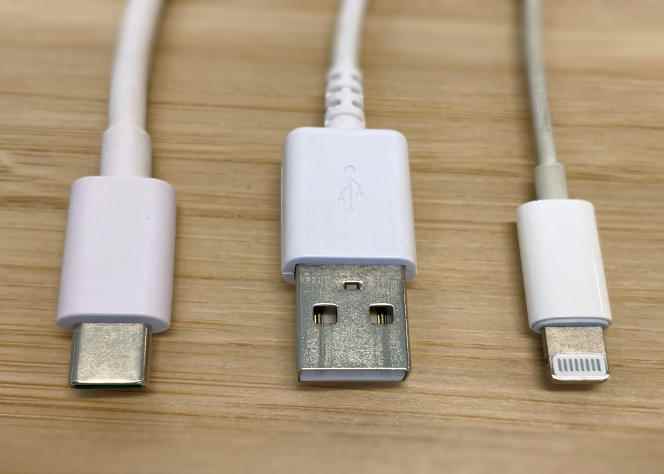 Soldan sağa bir USB-C konektörü, bir USB-A konektörü ve bir Lightning konektörü.