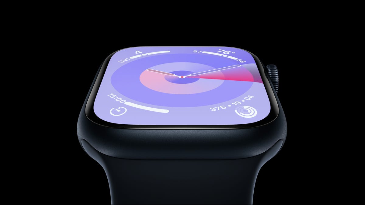 Siyah arka plana karşı Apple Watch