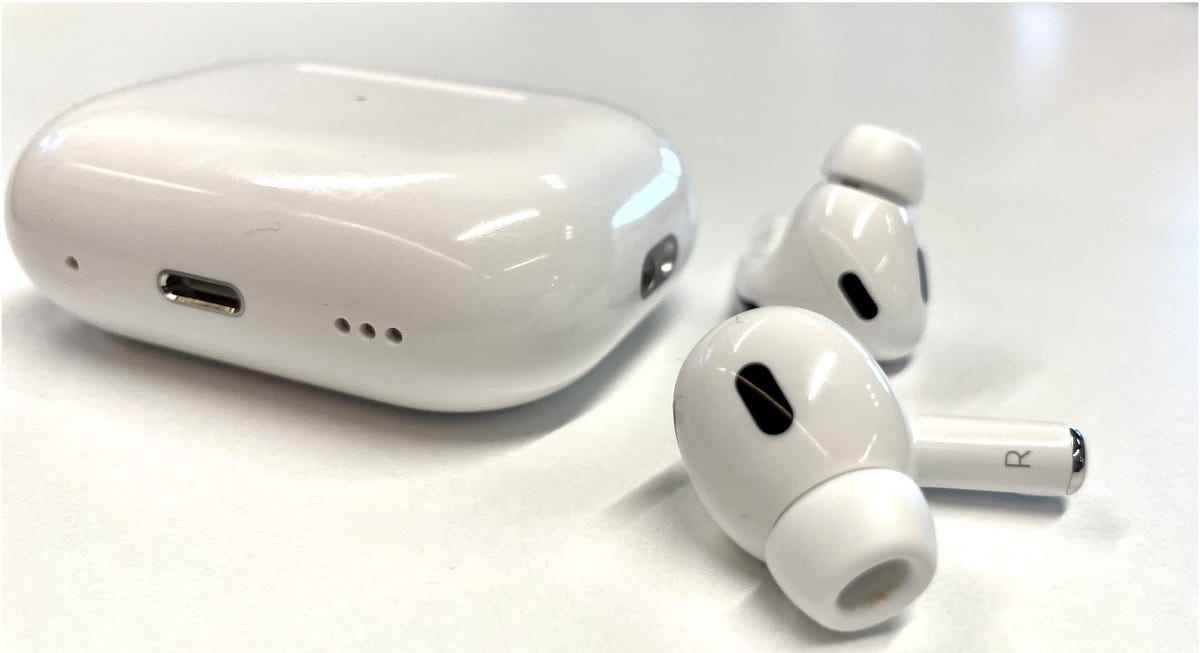 AirPods Pro 2 kılıfının, sensörleri gösteren kulaklık başlıklarının tam görünümü