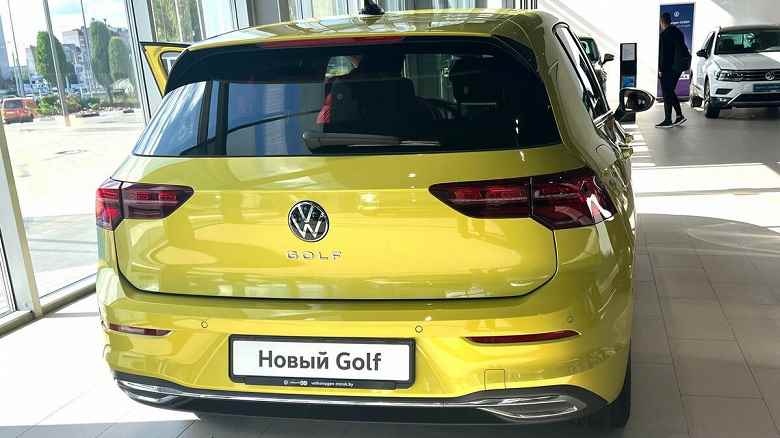 36 adet Volkswagen Golf 8 GTI ve Exclusive'den oluşan bir parti Belarus'taki resmi bayiye ulaştı.  Fiyatlar – 47,3 bin dolardan başlayan fiyatlarla