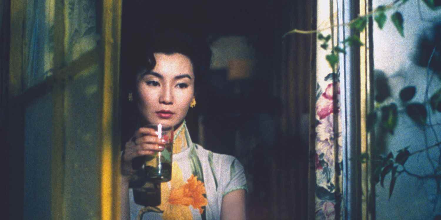 Maggie Cheung, 2046'da bir pencereden bakıyor.