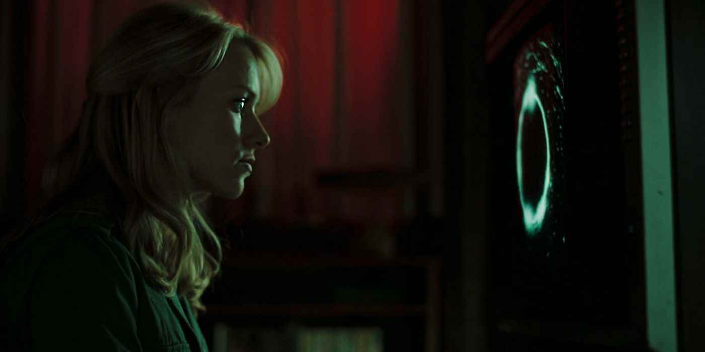 Naomi Watts The Ring'deki kaseti izliyor