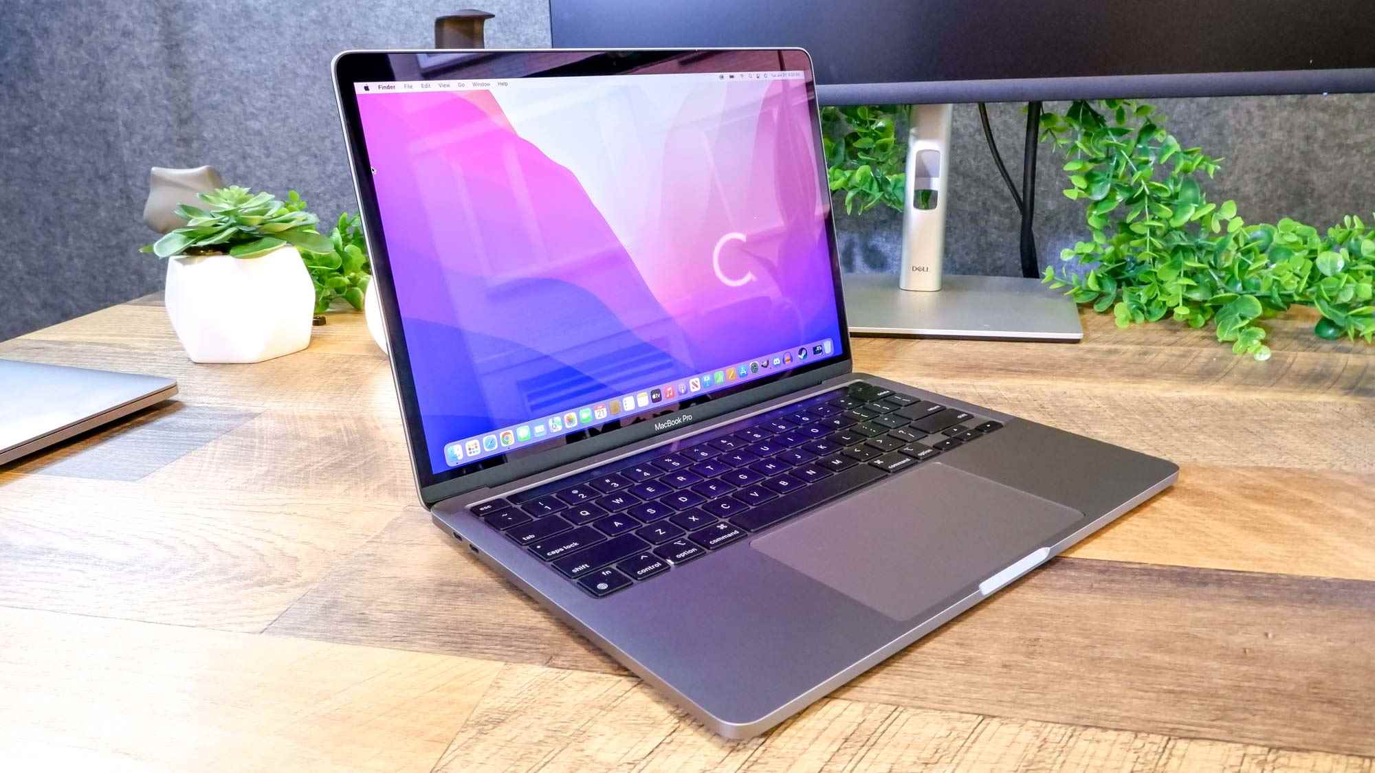 Masanın üzerinde duran MacBook Pro 13 inç (M2, 2022) —MacBook Pro 13 inç (M2, 2022) incelemesi