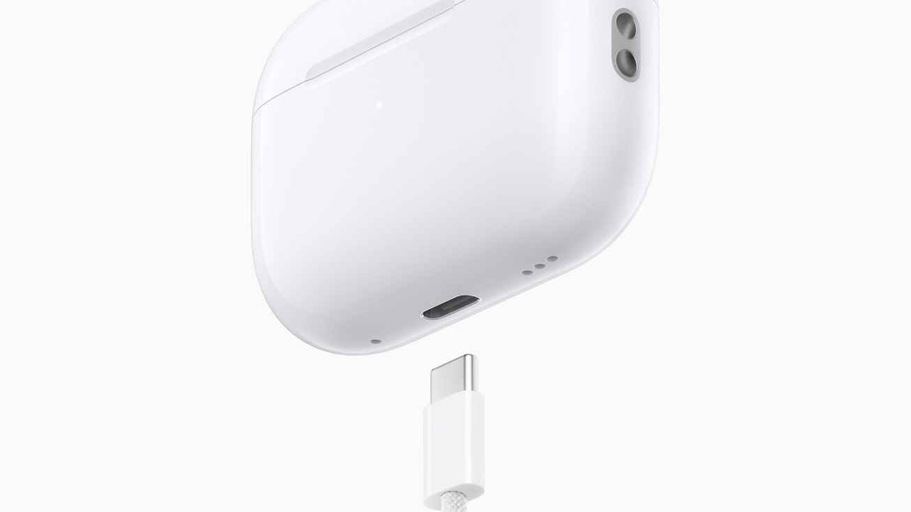 Beyaz arka planda yeni USB-C şarj kutusuyla AirPods Pro2.