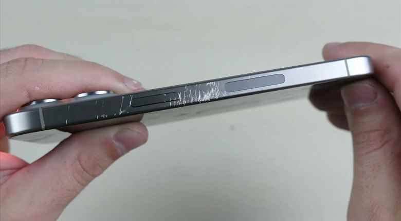 “Titanyum” iPhone 15 Pro, bir bıçak ve çekiç kullanılarak test edildi.  Övülen titanyum çerçevenin zayıf bir nokta olduğu ortaya çıktı