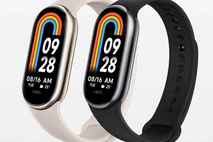 Xiaomi Smart Band 8 iki yan yana.