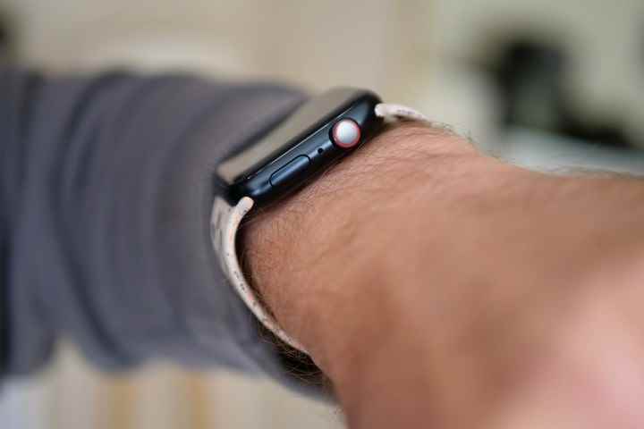 Bir kişinin bileğinde yandan görülen Apple Watch Series 9.