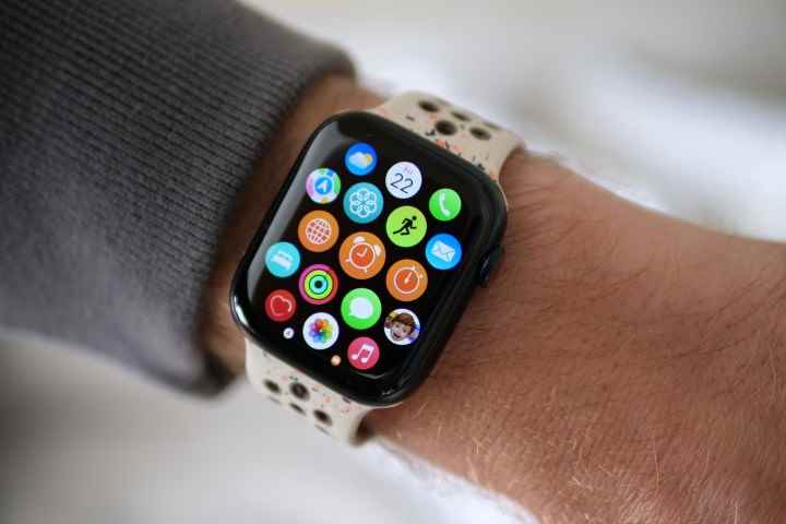 Uygulamaları ekranda gösteren Apple Watch Series 9.