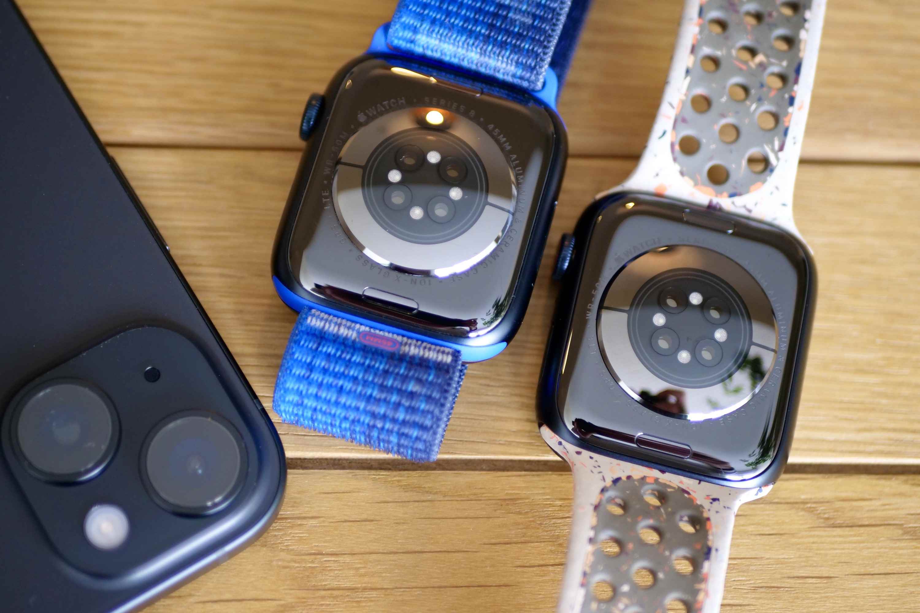 Apple Watch Series 9 ve Apple Watch Series 8 kasa arkası ve sensörleri.