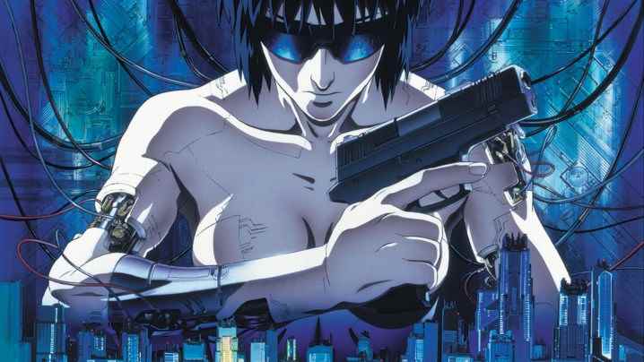 Ghost in the Shell'in anahtar sanatında elinde silah tutan sibernetik Motoko Kusanagi.