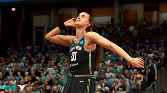 New York Liberties'ten Sabrina Ionescu, NBA2K24 kodlarını bulduğunda kalabalığa kutlama yapıyor.