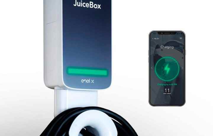 Juicebox 32 amperlik elektrikli araç şarj cihazı ve beyaz arka planda akıllı telefon.