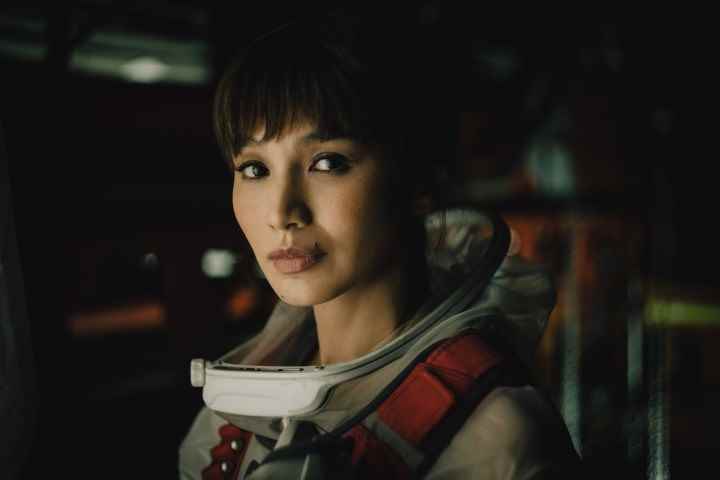 Gemma Chan, The Creator'da uzay giysisi giyiyor.