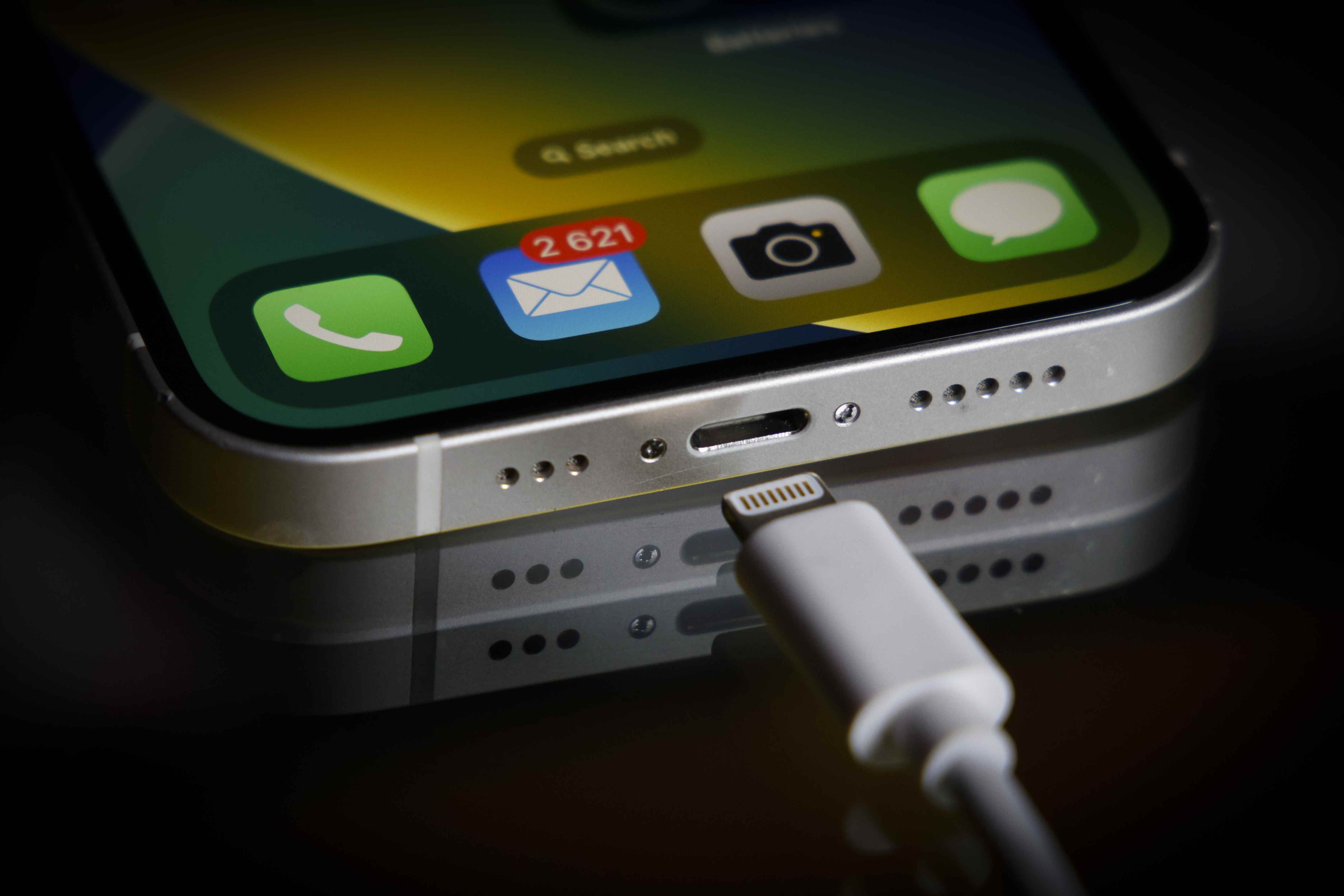 Apple yöneticisi gelecekteki iPhone'ların AB'nin USB-C zorunluluğuna uyacağını söyledi