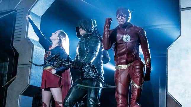 Legends of Tomorrow'un yıldızları CW süper kahramanları gibi giyinmiş