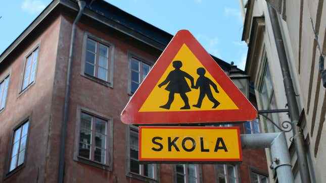 İsveçli Öğrenciler Okula Geri Dönüyor ve Analog Kitaplar Alıyor başlıklı makale için resim