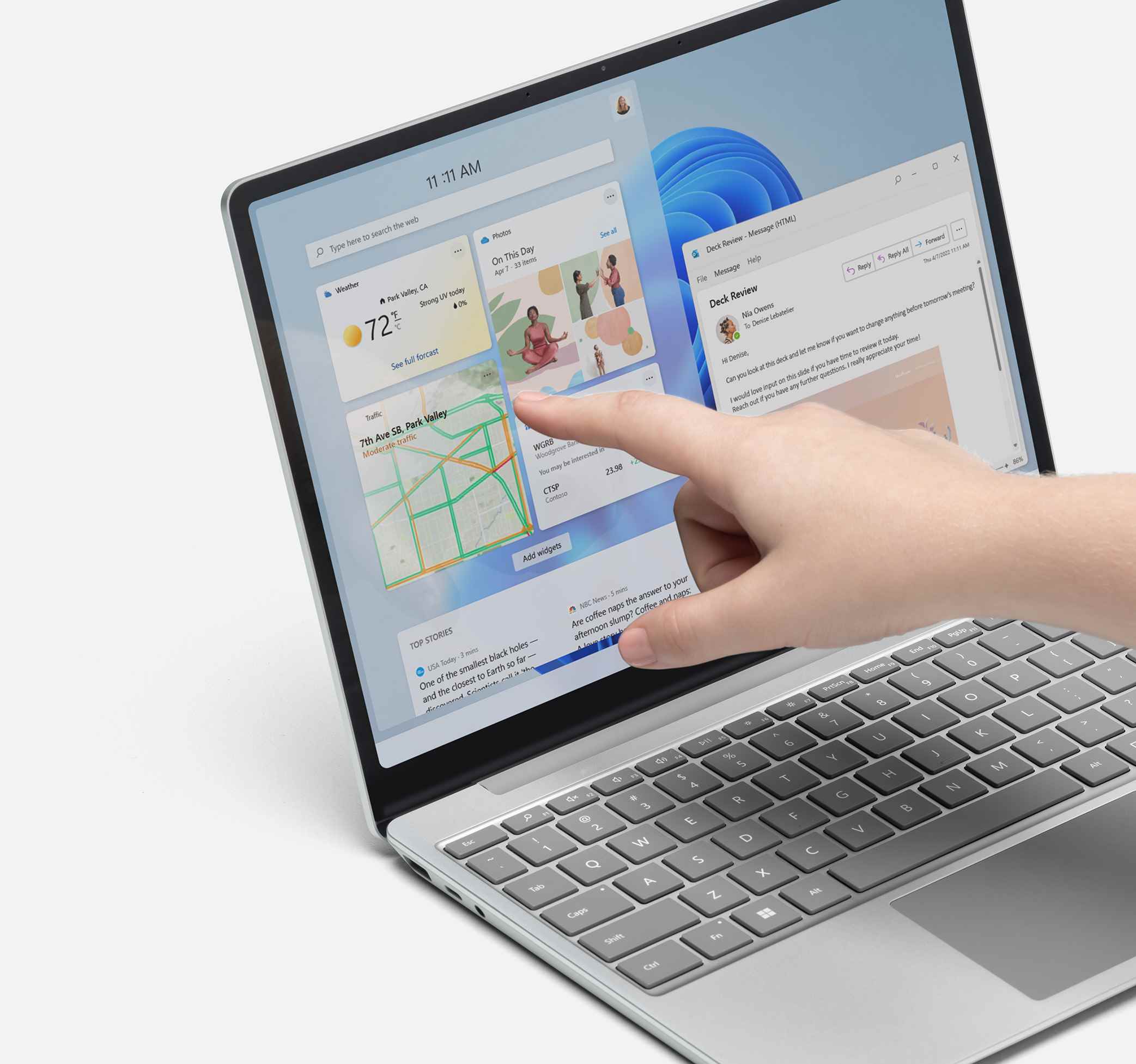 Surface Laptop Go 2, üzerinde Windows 11 bulunan parmak dokunuşlu dokunmatik ekranı gösteriyor