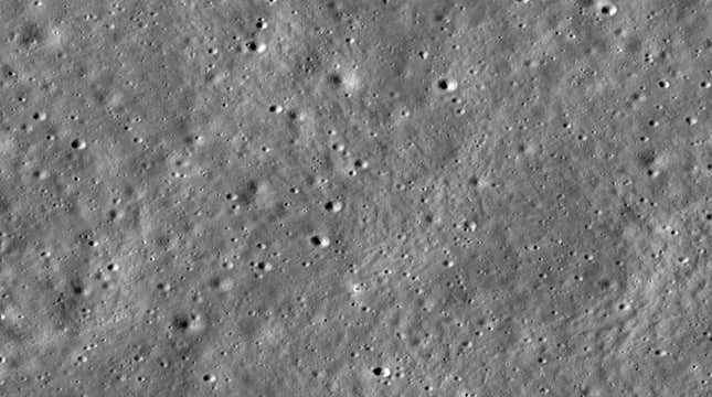 Chandrayaan-3 iniş aracı, parlak bir haleyle çevrelenmiş merkezde görülebiliyor.