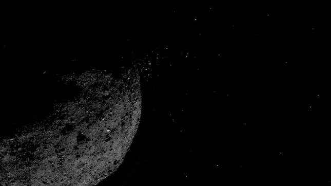 Asteroit Bennu'nun yüzeyinden parçacıklar fırlatmasını gösteren bu görüntü, 19 Ocak 2019'da OSIRIS-REx uzay aracı tarafından çekilen iki görüntünün birleştirilmesiyle oluşturuldu.
